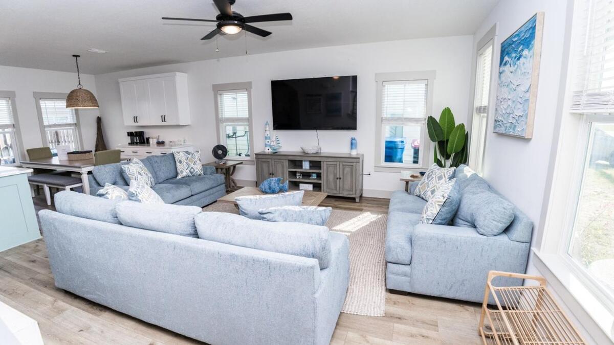 Holiday home Heated And Cooled Pool That Sleeps 14 Near Beach!!