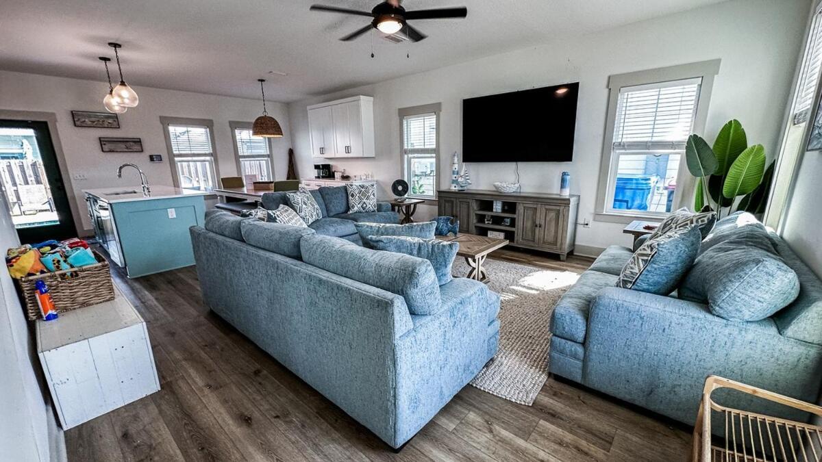 Heated And Cooled Pool That Sleeps 14 Near Beach!! *
