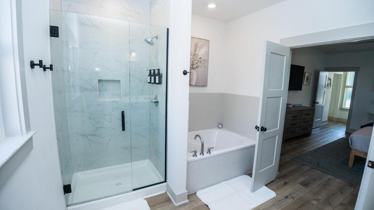 Heated And Cooled Pool That Sleeps 14 Near Beach!! *