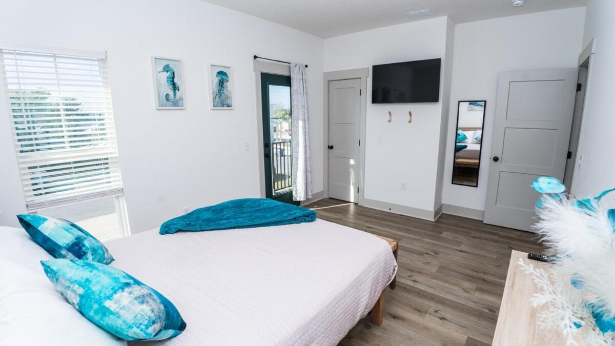 Heated And Cooled Pool That Sleeps 14 Near Beach!! Holiday home