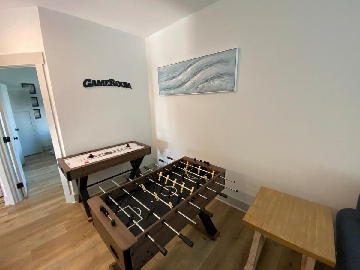 Holiday home Heated And Cooled Pool That Sleeps 14 Near Beach!!