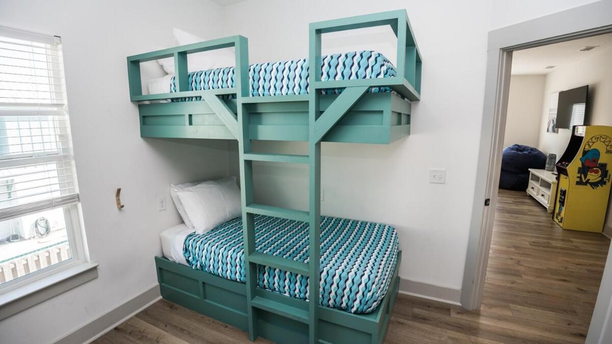 Holiday home Heated And Cooled Pool That Sleeps 14 Near Beach!! *