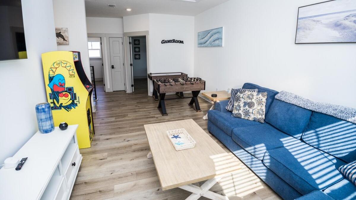 Heated And Cooled Pool That Sleeps 14 Near Beach!! Holiday home