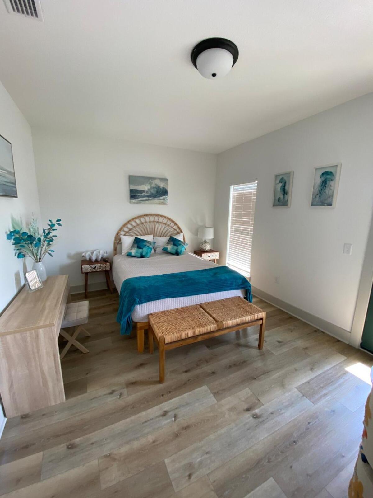 Holiday home Heated And Cooled Pool That Sleeps 14 Near Beach!!