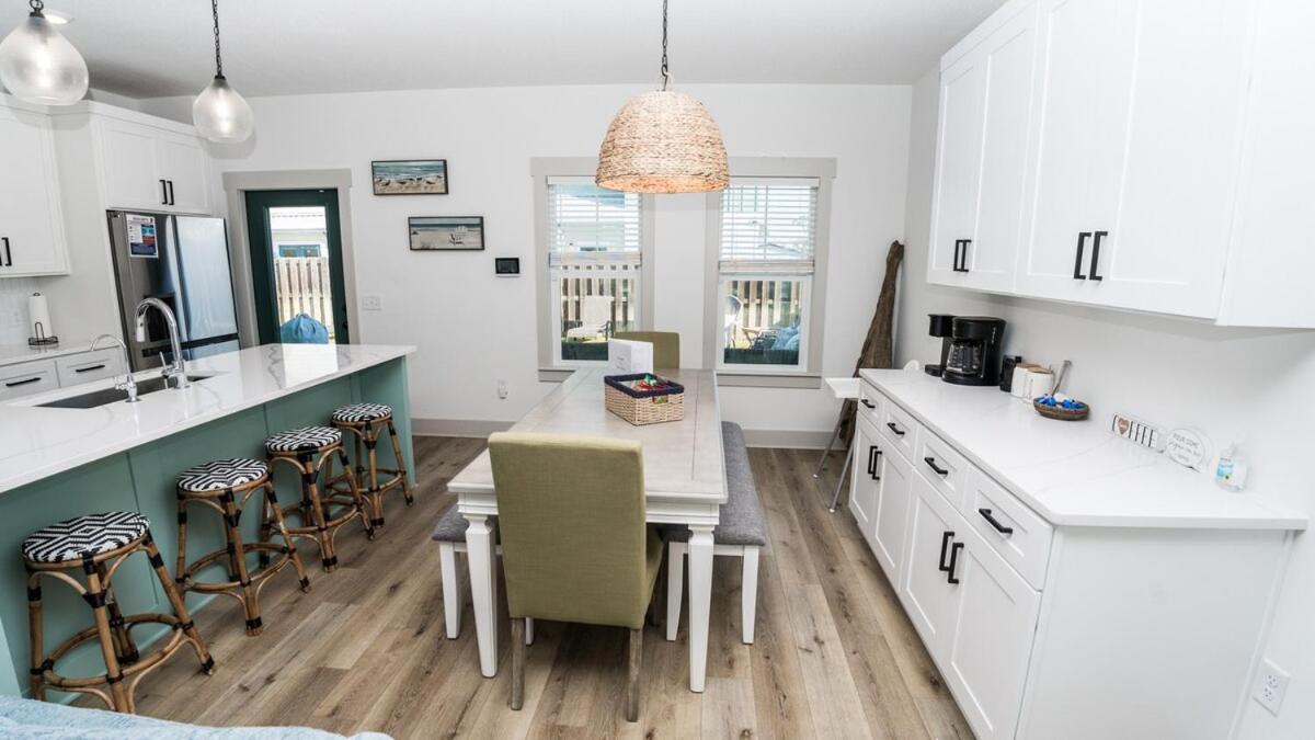 Holiday home Heated And Cooled Pool That Sleeps 14 Near Beach!! *